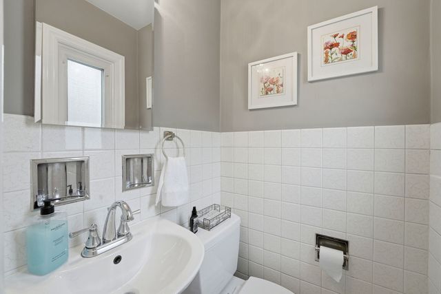6822 N Kenton Avenue, Lincolnwood, IL 60712