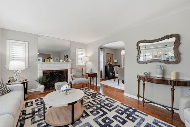 6822 N Kenton Avenue, Lincolnwood, IL 60712