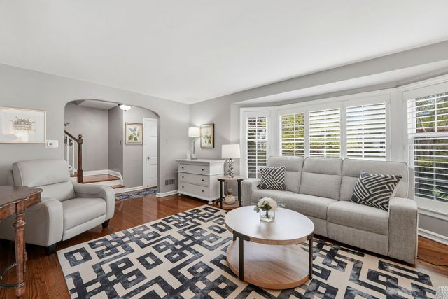 6822 N Kenton Avenue, Lincolnwood, IL 60712