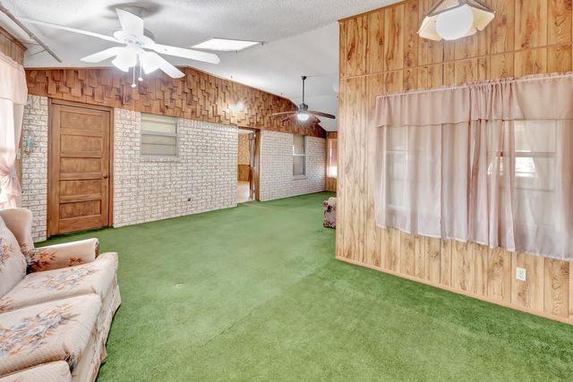 10957 N Us Highway 77, Schulenburg, TX 78956