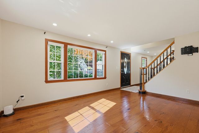 62 Alandale Pkwy, Norwood, MA 02062