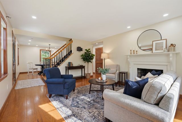 62 Alandale Pkwy, Norwood, MA 02062