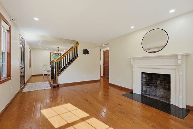 62 Alandale Pkwy, Norwood, MA 02062