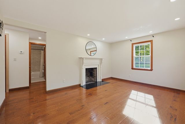 62 Alandale Pkwy, Norwood, MA 02062