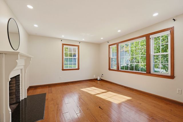 62 Alandale Pkwy, Norwood, MA 02062