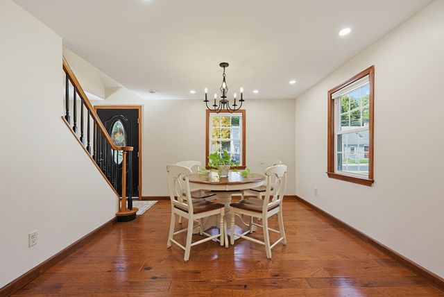 62 Alandale Pkwy, Norwood, MA 02062