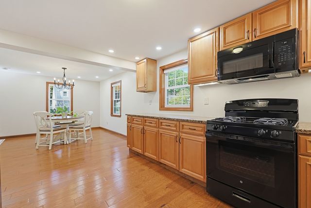 62 Alandale Pkwy, Norwood, MA 02062