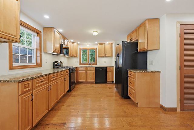 62 Alandale Pkwy, Norwood, MA 02062