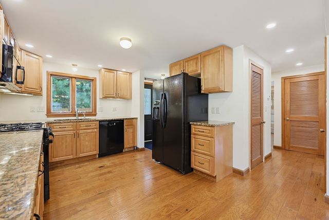 62 Alandale Pkwy, Norwood, MA 02062