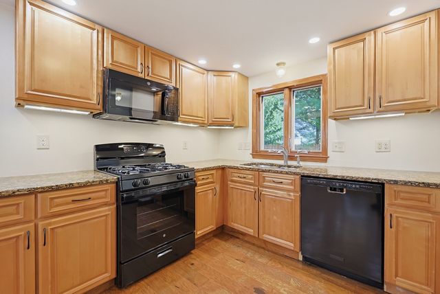 62 Alandale Pkwy, Norwood, MA 02062