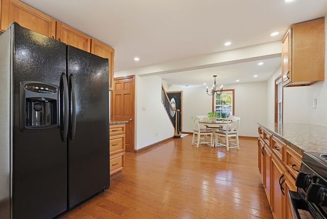 62 Alandale Pkwy, Norwood, MA 02062