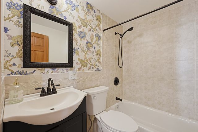 62 Alandale Pkwy, Norwood, MA 02062