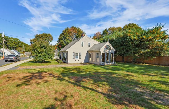 62 Alandale Pkwy, Norwood, MA 02062