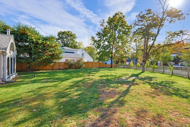 62 Alandale Pkwy, Norwood, MA 02062