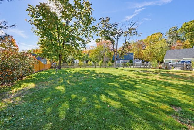 62 Alandale Pkwy, Norwood, MA 02062