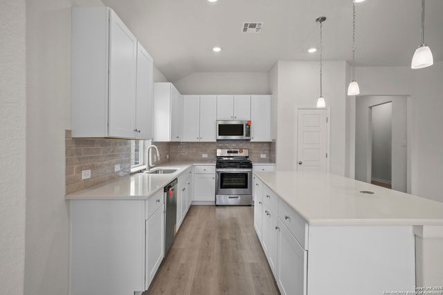 6807 Comanche Band, San Antonio, TX 78233