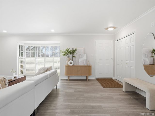 1690 Ledbury Drive, Bloomfield Hills, MI 48304