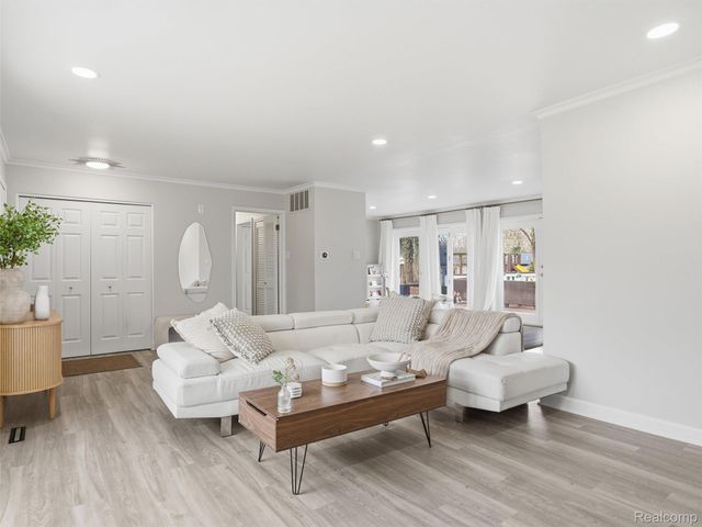 1690 Ledbury Drive, Bloomfield Hills, MI 48304