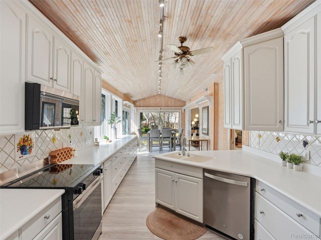 1690 Ledbury Drive, Bloomfield Hills, MI 48304