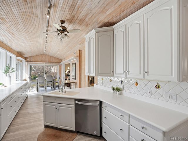 1690 Ledbury Drive, Bloomfield Hills, MI 48304