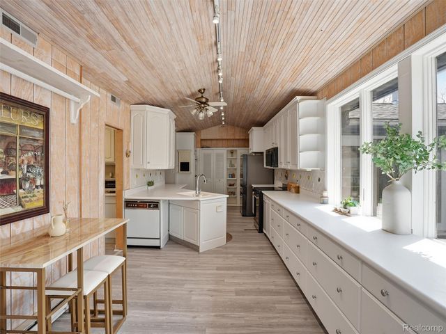 1690 Ledbury Drive, Bloomfield Hills, MI 48304