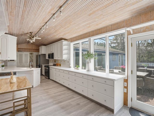 1690 Ledbury Drive, Bloomfield Hills, MI 48304