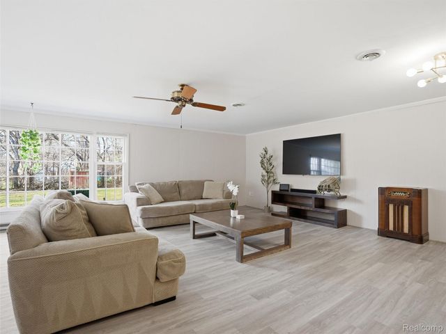 1690 Ledbury Drive, Bloomfield Hills, MI 48304