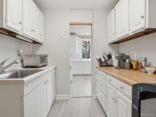 1690 Ledbury Drive, Bloomfield Hills, MI 48304