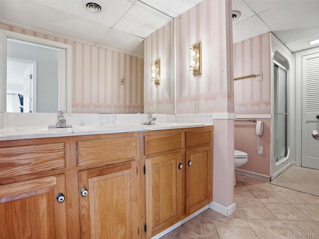 1690 Ledbury Drive, Bloomfield Hills, MI 48304