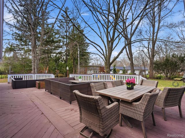 1690 Ledbury Drive, Bloomfield Hills, MI 48304