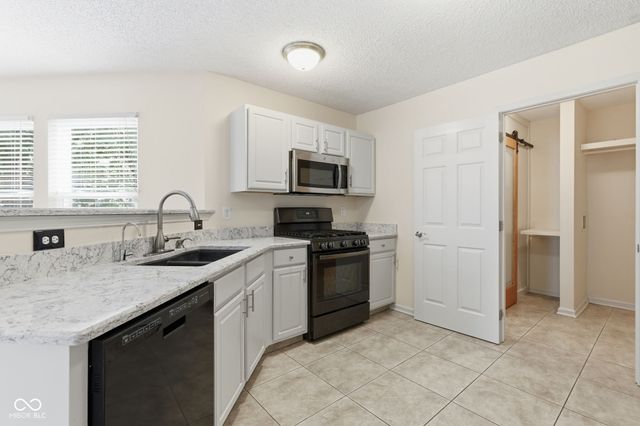 10215 Lothbury Circle, Fishers, IN 46037