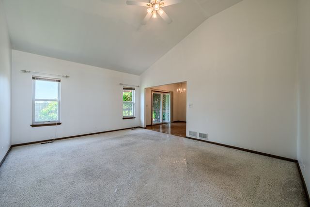 204 Magnolia Drive, North Aurora, IL 60542