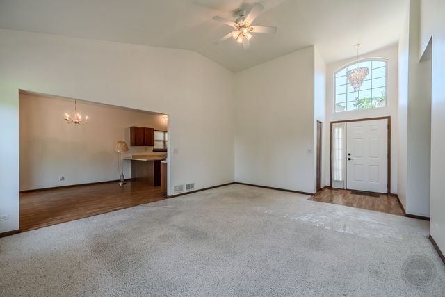 204 Magnolia Drive, North Aurora, IL 60542