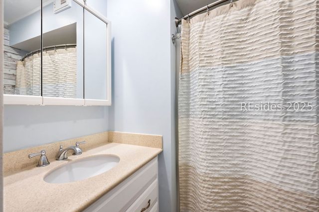 25 Deallyon Ave Apt 110, Hilton Head Island, SC 29928