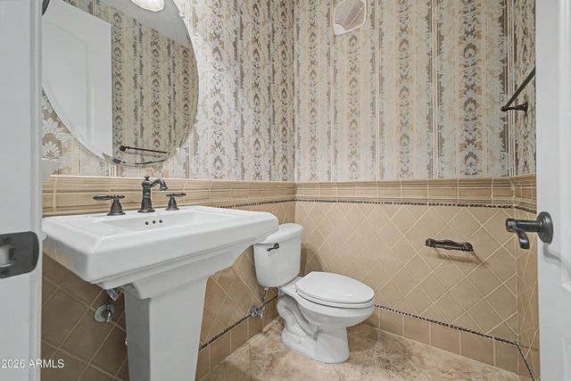 2450 E ROMA Avenue, Phoenix, AZ 85016