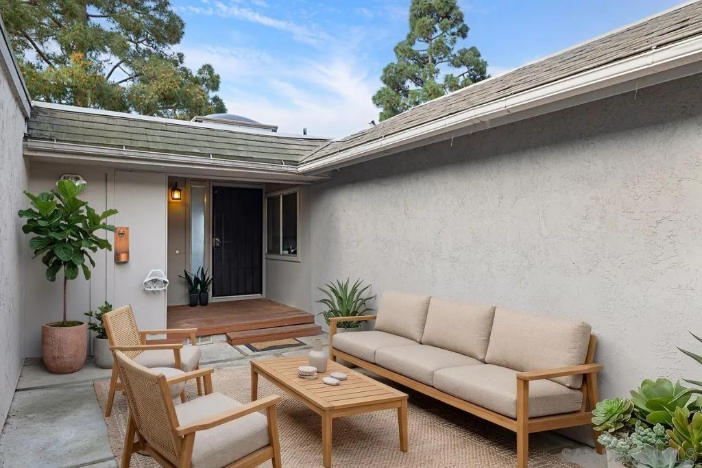 6361 Caminito Andreta, San Diego, CA 92111