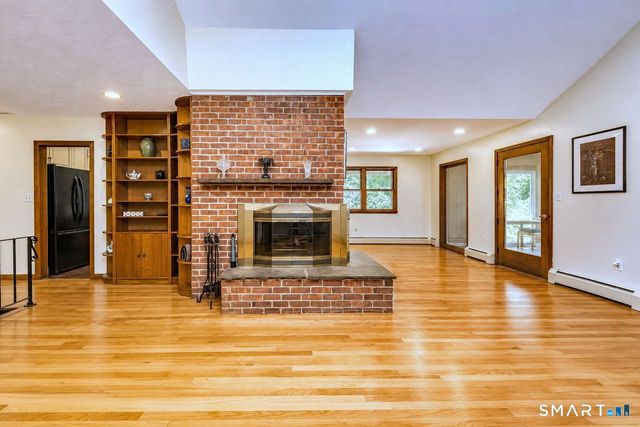 32 Hallsey Lane, Woodbridge, CT 06525