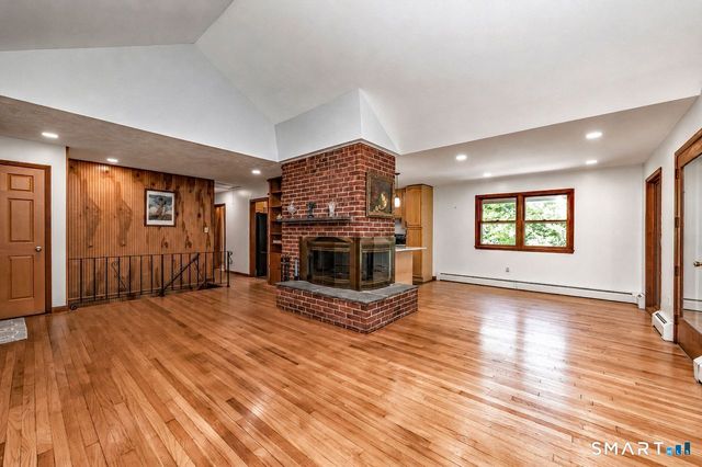 32 Hallsey Lane, Woodbridge, CT 06525