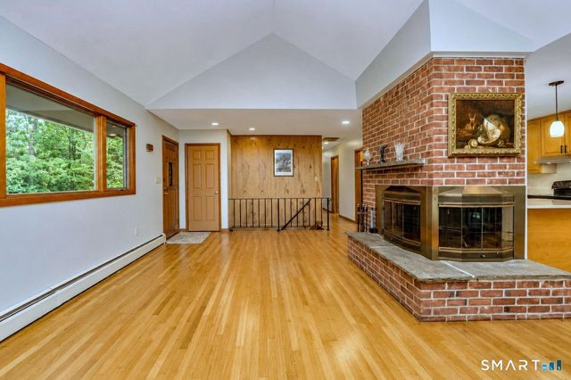 32 Hallsey Lane, Woodbridge, CT 06525