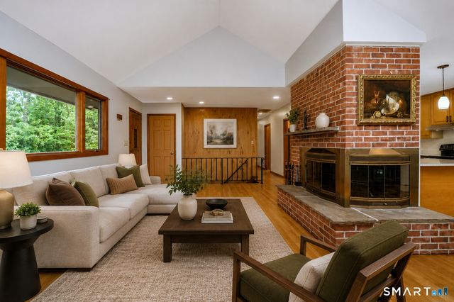 32 Hallsey Lane, Woodbridge, CT 06525