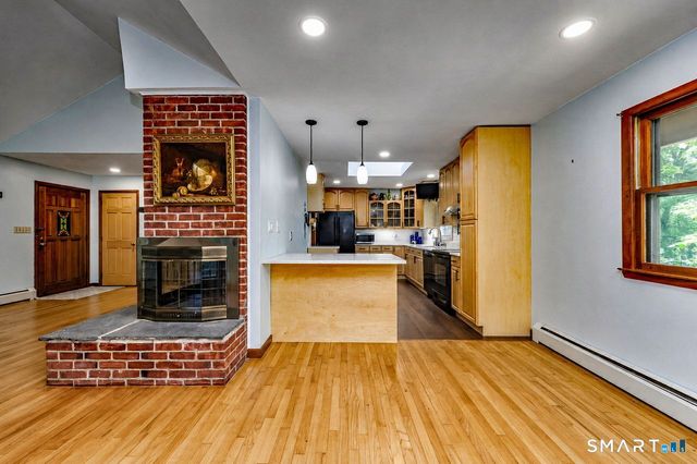 32 Hallsey Lane, Woodbridge, CT 06525