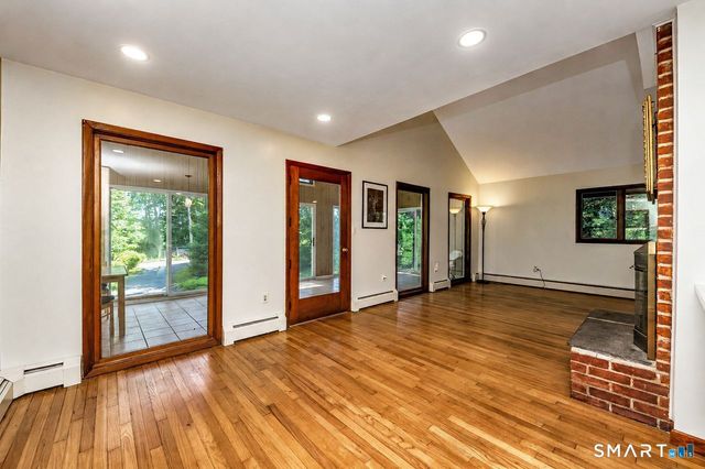 32 Hallsey Lane, Woodbridge, CT 06525