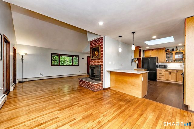 32 Hallsey Lane, Woodbridge, CT 06525