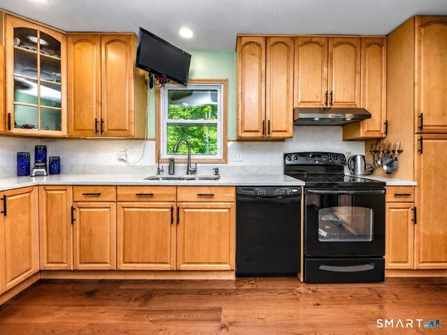 32 Hallsey Lane, Woodbridge, CT 06525