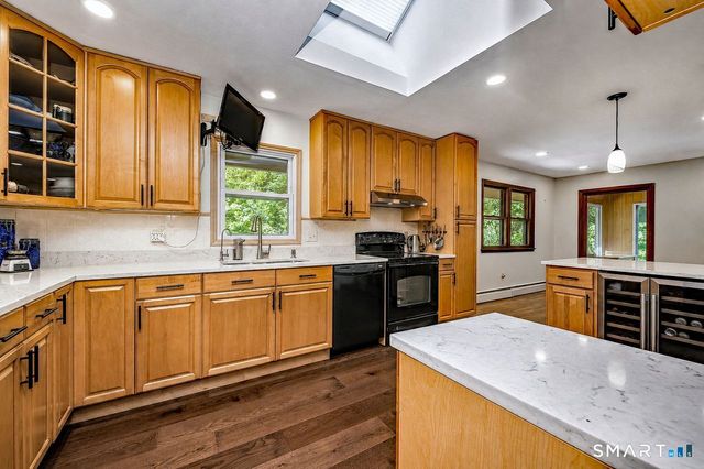 32 Hallsey Lane, Woodbridge, CT 06525