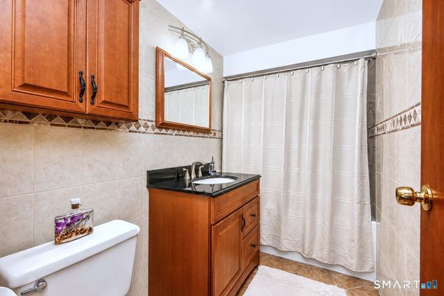 32 Hallsey Lane, Woodbridge, CT 06525