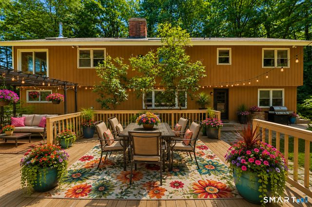 32 Hallsey Lane, Woodbridge, CT 06525