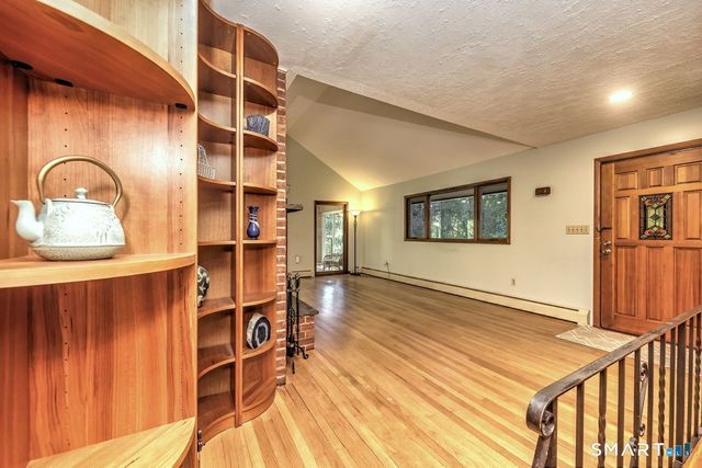 32 Hallsey Lane, Woodbridge, CT 06525