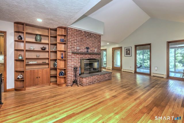 32 Hallsey Lane, Woodbridge, CT 06525
