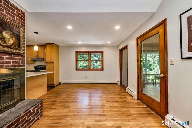 32 Hallsey Lane, Woodbridge, CT 06525